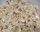 Foto langkah ke 3 dari resep Nasi Goreng Sosis Telur Simpel dan Praktis.