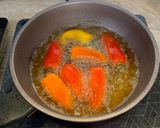 Hình bước làm 3 của món Ớt Chuông Nhồi Chả Cá