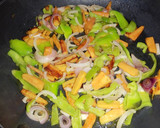 Foto del paso 3 de la receta: Rollitos de mortadella con zanahoria, pimiento y cebolla