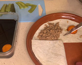 Foto del paso 8 de la receta: Tortilla trend con cerdo teriyaki, cebolla caramelizada, pepinillo encurtido y yema curada soja y PX