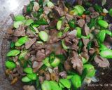 Foto langkah ke 6 dari resep Oseng Pete Kentang Hati Ayam.