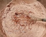 Foto langkah ke 2 dari resep Chocolate crinkle cookies.