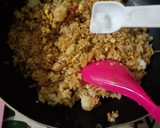 Foto langkah ke 6 dari resep Nasi Goreng Sosis Bumbu Iris.