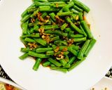 A picture of step 4 of Garlicky french beans.