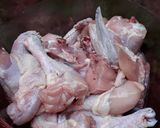Foto langkah ke 2 dari resep Ayam goreng bawang putih.
