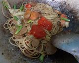 Foto langkah ke 11 dari resep Spaghetti Goreng Pedas.