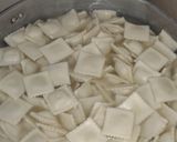 Foto del paso 3 de la receta: Ravioles con estofado y salchicha parrillera