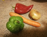 Foto del paso 1 de la receta: Caldo de las pieles de dos pimientos, cebolla y zanahoria