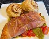 Pas rețetă Somon învelit în prosciutto cu sos de roși cherry și ardei cilli 😋și rulouri foietaj 1 fotografie