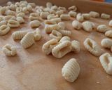 Foto del passaggio 12 della ricetta Gnocchi di patate con sugo di pomodoro fresco e basilico