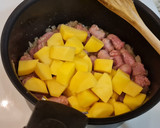 Foto del paso 3 de la receta: Patatas guisadas con salchichas frescas y setas shiitake