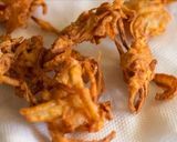 A picture of step 4 of Kandha bhajiya.