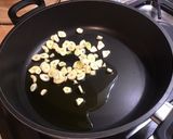 Une image de l'étape 6 de Pommes de terre au bœuf, ail fumé, shiitakes et bouillon de chevreau.