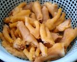 Hình bước làm 2 của món Canh chân gà hạt sen táo đỏ