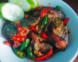 Foto langkah ke 3 dari resep Ikan kembung kecap pedas.
