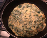 Foto del paso 5 de la receta: Tortilla de espinacas y cebolla (con un pelín de pimienta) #huevo