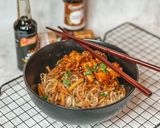 Szezámmagos csirkefalatok zöldséges sült rizstésztával🥬🥕🧅🥢🥡 recept fázis 9 fotója