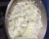 Foto del paso 2 de la receta: Bifecitos de lomo con cebolla caramelizada