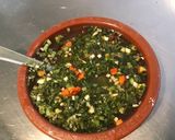 Une image de l'étape 2 de Filets de grondin aux oignons rouges, ananas, gingembre et herbes aromatiques.