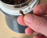 Foto del paso 4 de la receta: Qahwa ☕ Café arábigo con especias: cardamomo, azafrán y clavo de olor ☕