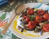 Foto del passaggio 4 della ricetta Melanzane e Pomodorini arrostiti con Stracciatella, olio ai Capp