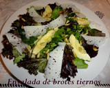 Foto del paso 5 de la receta: Ensalada de brotes con aguacate y piñones tostados
