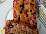 Budín de harina integral con banana y frutos rojos