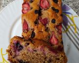 Foto del paso 6 de la receta: Budín de harina integral con banana y frutos rojos