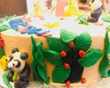 A picture of step 13 of Jungle theme cake.
