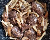 Foto del paso 6 de la receta: Carrilleras al vino tinto con níscalos salteados y casarecce