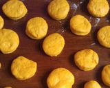 Foto langkah ke 2 dari resep Donut ubi kuning.
