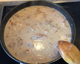 Foto del paso 4 de la receta: Contramuslos de pollo con salsa de crema de orujo