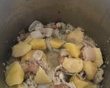 Foto del paso 5 de la receta: Guiso de calamar y gambones, con patatas, cebolla y guisantes