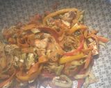 Foto del paso 2 de la receta: Pollo con verduras al wok 🥘