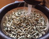 A picture of step 2 of Sesame Dried Anchovies.