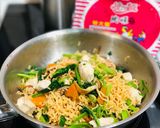 菠菜雞肉鮮菇炒泡麵的食譜步驟3照片