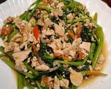 Foto langkah ke 4 dari resep Tumis Kangkung Tahu Pedas.