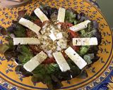 Une image de l'étape 11 de Salade aux tomates, feta, oignon italien et pistaches.