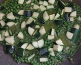 Foto del passaggio 3 della ricetta Pasta,gamberetti,zucchine e piselli(kcal 665 a porzione)