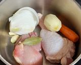 Foto del paso 1 de la receta: 🥄 Caldo casero de pollo y gallina con picatostes 🐔
