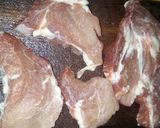 Foto del paso 3 de la receta: Bondiola con salsa de cebollas a la mostaza y papas al natural