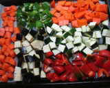 Foto del paso 3 de la receta: Dados de verduras horneados con salsa de finas hierbas