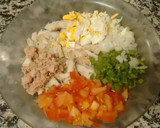 Foto del paso 3 de la receta: Ensalada de merluza con pimiento, tomate y huevo