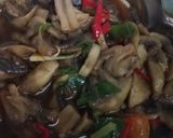 Foto langkah ke 5 dari resep Tumis Jamur Kancing.