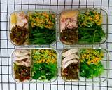 減脂便當(青椒菇菇、小黃瓜玉米、雞肉、燙炒青菜)食譜步驟8照片