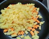 Une image de l'étape 2 de Salade liégeoise au saumon.