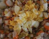 Foto del paso 2 de la receta Timbal de salmón con ensaladilla de surimi y mostaza al vino