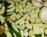 Foto del paso 1 de la receta: Tortilla de patata, calabacín, champis y cebolla de ensalada con ajo y perejil
