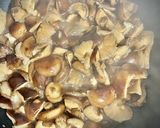 Foto del paso 2 de la receta: Shiitake marinada con piñones y shichimi tōgarashi