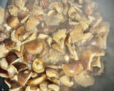 Foto del paso 2 de la receta: Shiitake marinada con piñones y shichimi tōgarashi